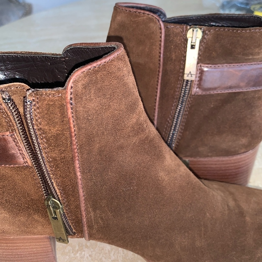 AQUATALIA brown ankle boots, suede leather trim, inside zip, 2” block heels. 9 - Picture 10 of 17